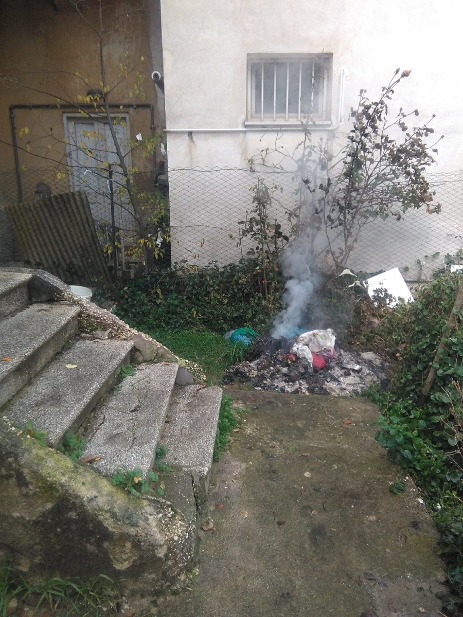 Bruciano rifiuti in centro a Trasacco: sanzioni per 400 euro