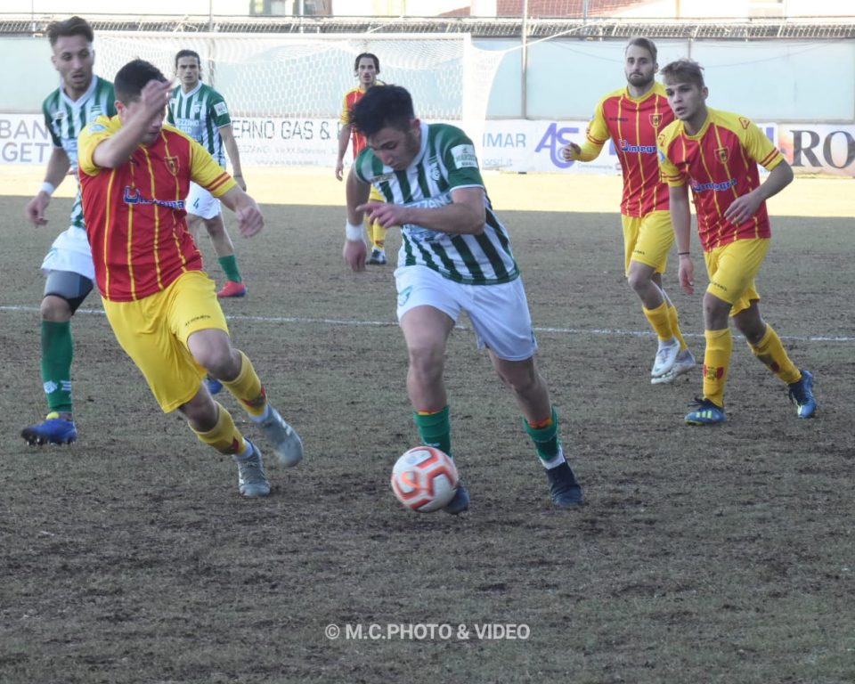 Contro la Vastese per invertire la rotta iniziare la lenta scalata verso l'everest salvezza. Dopo il pari interno contro la Recanatese, i biancoverdi hanno ripreso ad allenarsi in vista del derby dell'Aragona, che molto dirà sul proseguo del campionato dei marsicani. Capitolo infermeria. Ancora alle prese cin un attacco febbrile Domenico Brunetti che, tuttavia, sarà a disposizione di Liguori a partire dal primo minuto. In difesa rientreranno dalla squalifica Di Gianfelice e Siragusa mentre Kevin Magri è tornato ad allenarsi in gruppo e le sue condizioni verranno valutate nel corso della settimana. Ancora fuori dai giochi Luca Quatrana, che dovrebbe tornale arruolabile per la gara del Dei Marsi contro il Pineto, tra due settimane. Seduta differenziata per Manuel Cancelli, che ha accusato un problema fisico domenica scorso contro la Recanatese e la sua presenza a Vasto rimane in forte dubbio. Contro la formazione di Liguori, una Vastese reduce dallo stop di Vastogirardi e che fatica ancora a trovare il definitivo salto di qualità anche dopo l'avvicendamento in panchina tra Marco Amelia e Massimo Silva, subentrato al campione del mondo e che ha rimediato 6 punti in 3 partite. Liguori si affiderà al trend recente tracciato dai suoi, con gli ultimi due successi ottenuti in trasferta. Bottino interno altanelante per la Vastese, che sotto la D'Avalos ha racimolato solo 21 punti in 12 partite.