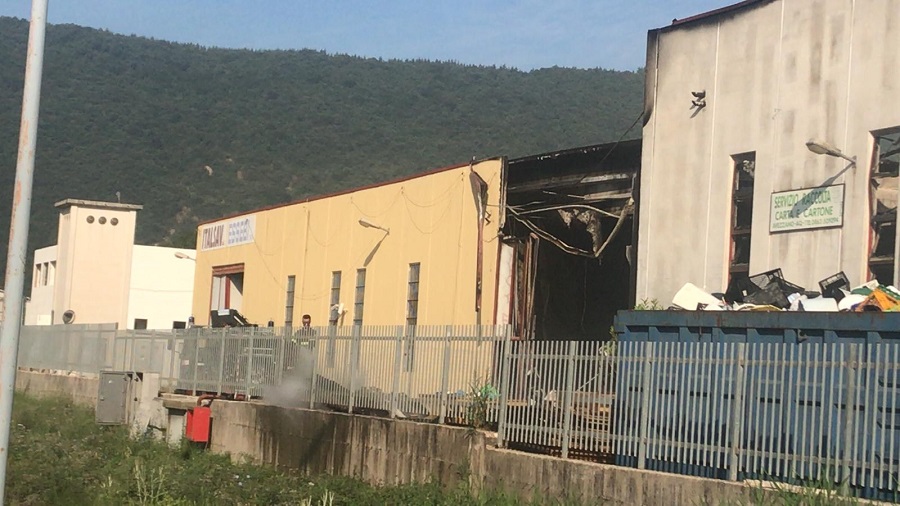Terribile incendio nel nucleo industriale: danni ingenti