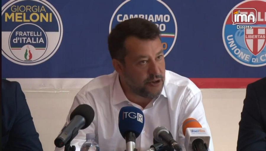 Salvini ad Avezzano: "Noi con mascherina mentre sbarcano balordi senza precauzioni"