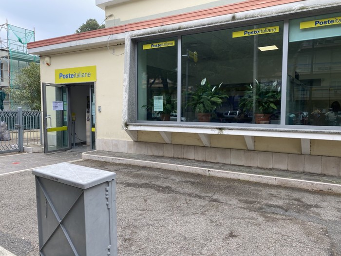 Rapina all'ufficio postale: in fuga due banditi