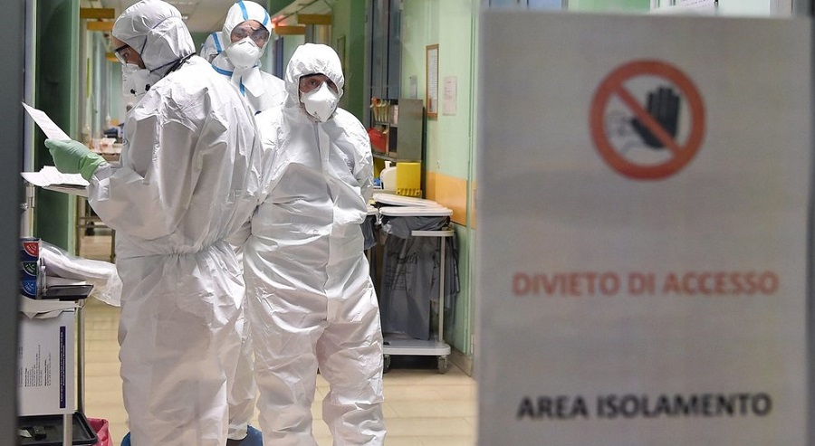 n Abruzzo, dall'inizio dell'emergenza, sono stati registrati 450 casi positivi al Covid 19, diagnosticati dai test eseguiti nel laboratorio di riferimento regionale di Pescara, anche attraverso l'Istituto Zooprofilattico di Teramo. Rispetto a ieri si registra un aumento di 65 nuovi casi. 190 pazienti sono ricoverati in ospedale in terapia non intensiva (20 in provincia dell'Aquila, 35 in provincia di Chieti, 122 in provincia di Pescara e 13 in provincia di Teramo), 48 in terapia intensiva (4 in provincia dell'Aquila, 10 in provincia di Chieti, 23 in provincia di Pescara e 11 in provincia di Teramo), mentre gli altri 192 sono in isolamento domiciliare con sorveglianza attiva da parte delle Asl (5 in provincia dell'Aquila, 27 in provincia di Chieti, 108 in provincia di Pescara e 52 in provincia di Teramo). Nel numero dei casi positivi sono compresi anche 17 pazienti deceduti: 2 uomini di Crecchio, un uomo e una donna di Ortona, un uomo e una donna di Pianella, una donna di Casoli, una donna di Paglieta, tre uomini di Castiglione Messer Raimondo, un uomo di Chieti, un uomo di Collecorvino, una donna di Montesilvano, un uomo di Pescara, un uomo di Città Sant'Angelo e una donna di Guglionesi, in Molise (spetterà in ogni caso all'Istituto Superiore di sanità attribuire le morti al Coronavirus, in quanto si tratta di persone già affette da patologie pregresse); 8 pazienti clinicamente guariti (che da sintomatici con manifestazioni cliniche associate al Covid 19, sono diventati asintomatici); 2 guariti (che hanno cioè risolto i sintomi dell'infezione e sono risultati negativi in due test consecutivi). Il totale potrebbe essere differente, in quanto alcuni dei pazienti clinicamente guariti sono ancora in isolamento domiciliare. Dall'inizio dell'emergenza Coronavirus, sono stati eseguiti complessivamente 2695 test, di cui 1606 sono risultati negativi. La differenza tra il numero dei test eseguiti e gli esiti, è legato al fatto che più test vengono effettuati sullo stesso paziente. Nel totale viene considerato anche il numero degli esami presi in carico e tuttora in corso. Dei casi positivi, 30 si riferiscono alla Asl Avezzano-Sulmona-L'Aquila, 80 alla Asl Lanciano-Vasto-Chieti, 259 alla Asl di Pescara e 81 alla Asl di Teramo. Va precisato che il numero elevato di casi registrati a Pescara è anche legato al fatto che al Santo Spirito accedono pazienti provenienti anche da altre aree della regione.