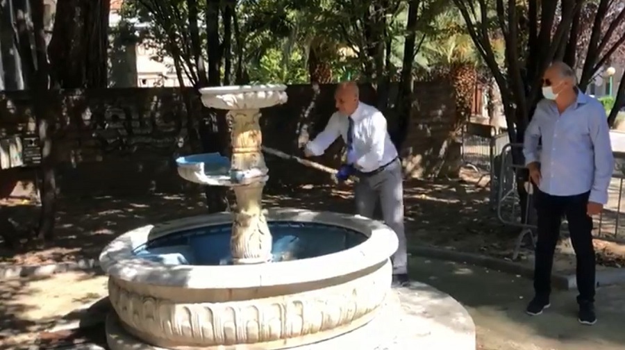 Il sindaco di Pescara, Carlo Masci, ha demolio due manufatti simbolo di degrado e criominalità. Una scena che ha fatto il giro della nazione, con il primo cittadino che su Facebook ha postato: “Quando ci vuole, ci vuole”. Le demolizioni, accompagnate dagli operai comunali, hanno riguardato un manufatto in Piazza Martiri Pennesi, usato dagli spacciatori di droga come deposito, e una fontana abbandonata a Strada Parco, usata come “cassonetto dell'immondizia”.