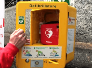 Va in arresto cardiaco e viene salvato dal defibrillatore