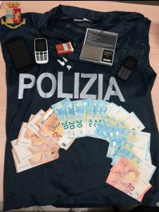 Foto arresti Paganica droga con stemma