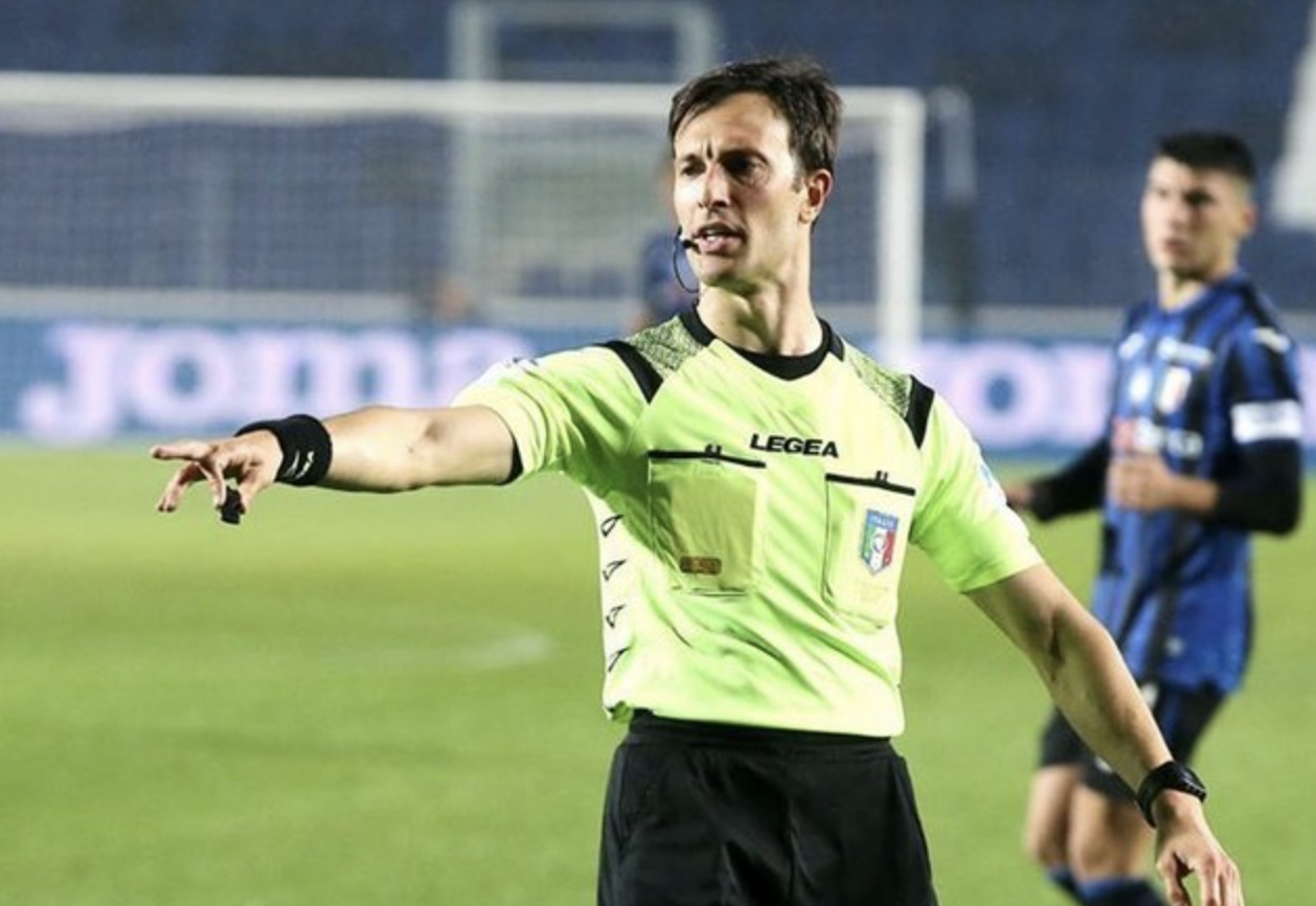 Atteso per domani l’esordio in serie A dell’arbitro della sezione di Teramo Daniele Paterna, che dirigerà Crotone-Sampdoria, valida per la 32a giornata di campionato. Dopo Camplone, a breve distanza anche Paterna si aggiunge alla folta pattuglia abruzzese della CAN e rappresenta un punto d’orgoglio per l’intero sistema calcistico regionale, a dimostrazione del buon lavoro preparatorio dei campionati dilettantistici regionali, palestra insostituibile per calciatori, tecnici e arbitri. Il Presidente del Comitato Abruzzo LND Concezio Memmo e tutto lo staff dirigenziale della LND Abruzzo si congratulano con Daniele Paterna, con la sezione di Teramo e con tutta l’AIA abruzzese, incassando con orgoglio un ottimo risultato per l’intero movimento calcistico regionale.