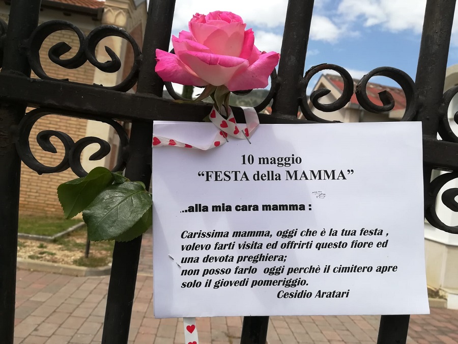 Un fiore per la madre defunta ma il cimitero è chiuso