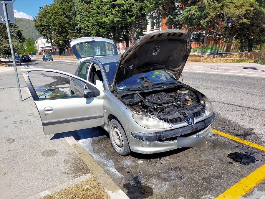 Avezzano, auto prende fuoco in via Cavalieri di Vittorio Veneto