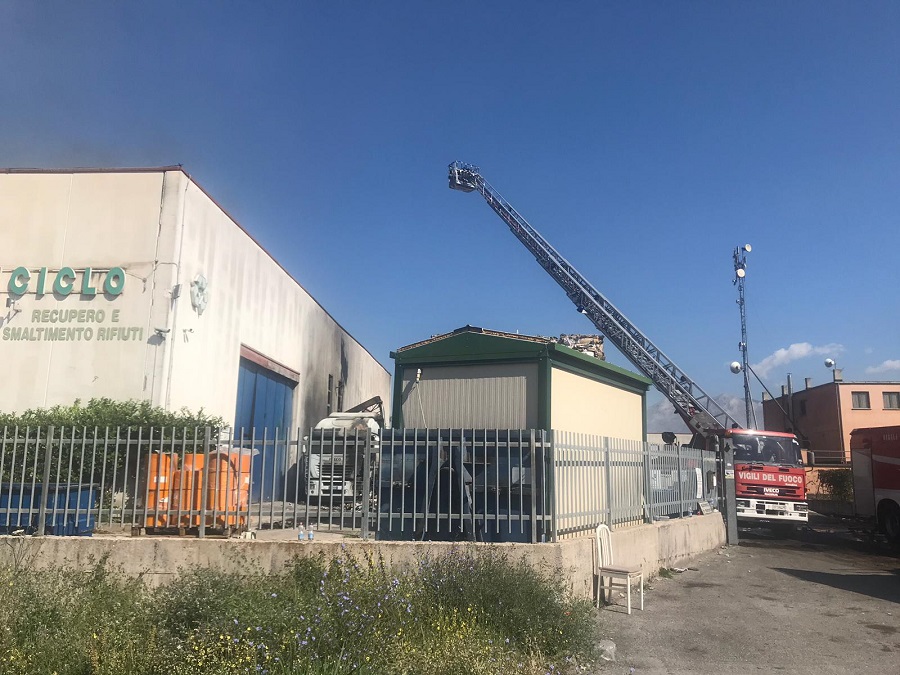 Incendio Centro riciclo: 30 lavoratori a rischio