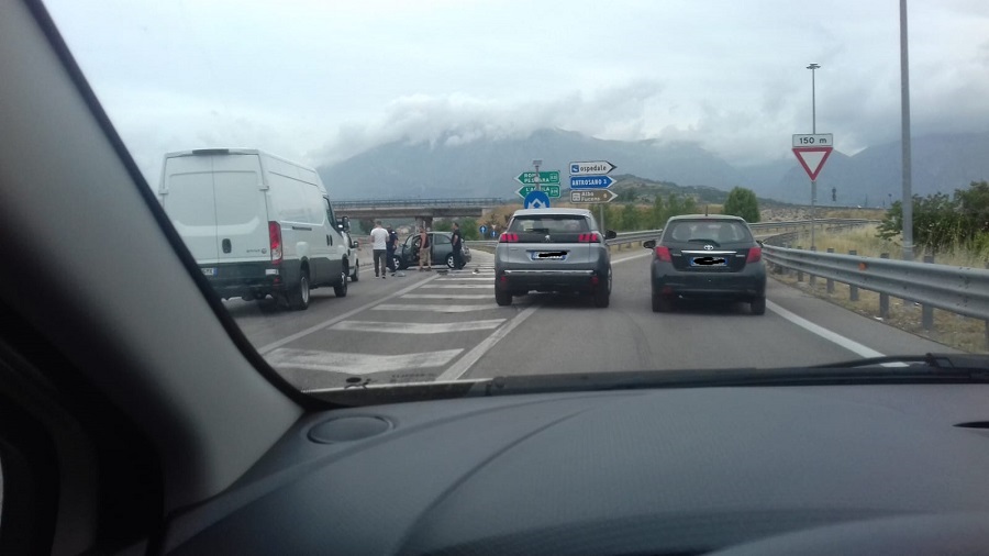 Avezzano: Inverte il senso di marcia e finisce contro il guardrail
