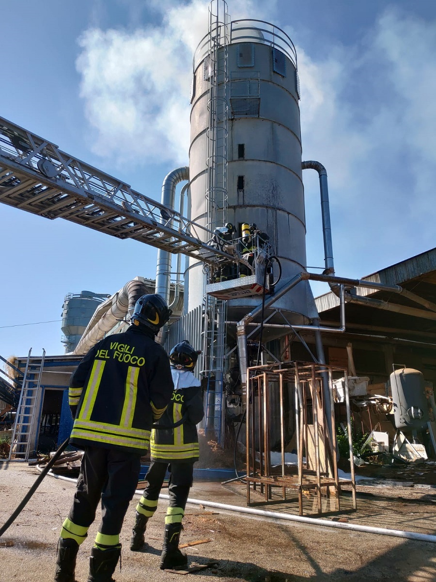 Silos in fiamme a Scurcola Marsicana
